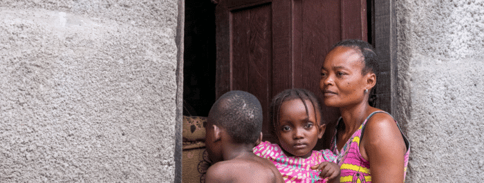 Esther leert voorzichtig weer stappen nadat tuberculose haar verlamde