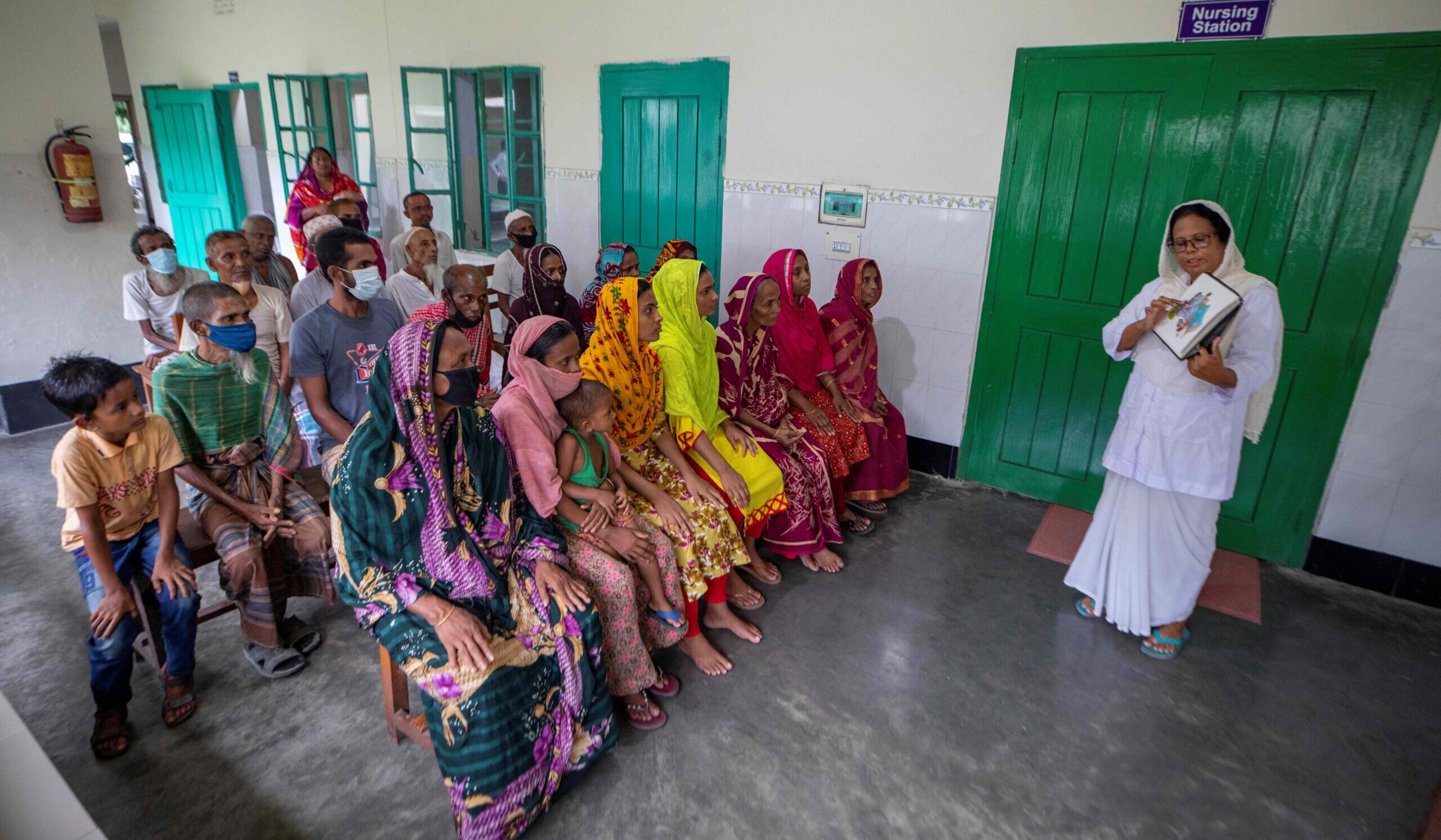 Gezondheidswerkster van Damiaanactie Bangladesh geeft info over het revalidatieproces